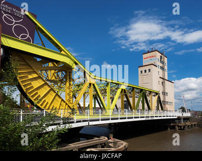 Pont Drypool construit en 1961 au-dessus de la rivière Hull et Tour Shotwell à Hull Yorkshire, Angleterre Banque D'Images