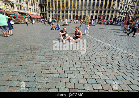 Bruxelles, Belgique. Grand Place : des pavés de manger des frites et de la mayonnaise Banque D'Images