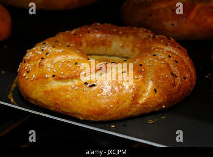 Les Tatars de Crimée, vaisselle cuisine .de pain au sésame placés dans un four électrique. Banque D'Images