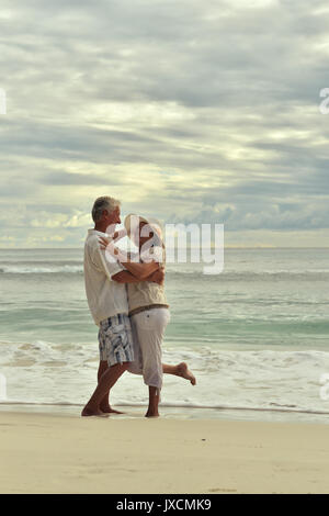 Couple Dancing on tropical beach Banque D'Images