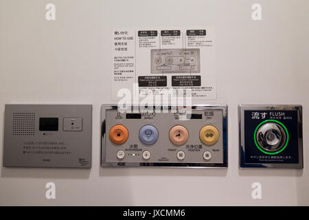 L'aéroport de Haneda, Tokyo, Japon - 31 mars 2016 : toilettes décoratifs et des instructions sur l'un des toilettes dans l'aéroport de Haneda, Tokyo, Japon. Banque D'Images