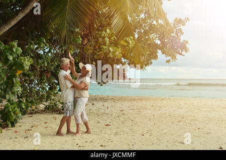 Couple Dancing on tropical beach Banque D'Images