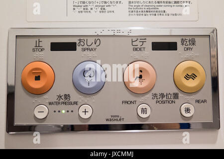 L'aéroport de Haneda, Tokyo, Japon - 31 mars 2016 : toilettes décoratifs et des instructions sur l'un des toilettes dans l'aéroport de Haneda, Tokyo, Japon. Banque D'Images