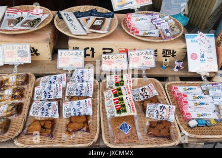 Le marché aux poissons de Tsukiji, Tokyo, Japon - 31 mars 2016 : les produits de la pêche à la vente au marché aux poissons de Tsukiji, Tokyo, Japon. Le marché aux poissons de Tsukiji est le bigges Banque D'Images