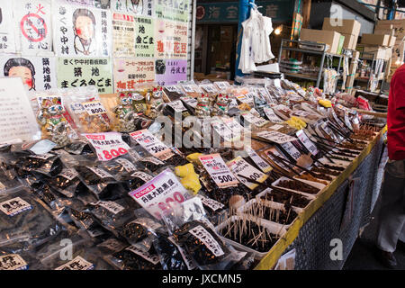 Le marché aux poissons de Tsukiji, Tokyo, Japon - 31 mars 2016 : les produits de la pêche à la vente au marché aux poissons de Tsukiji, Tokyo, Japon. Le marché aux poissons de Tsukiji est le bigges Banque D'Images