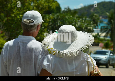 Senior couple hugging outdoor Banque D'Images