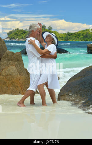 Couple Dancing on tropical beach Banque D'Images