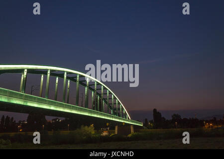 Train lumineux pont sur la rivière Sava à Zagreb Banque D'Images