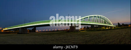 Train lumineux pont sur la rivière Sava à Zagreb Banque D'Images