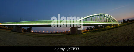 Train lumineux pont sur la rivière Sava à Zagreb Banque D'Images