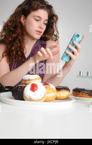 Hanoukka - heureux belle femme avec donuts Banque D'Images