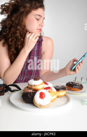 Hanoukka - heureux belle femme avec donuts Banque D'Images