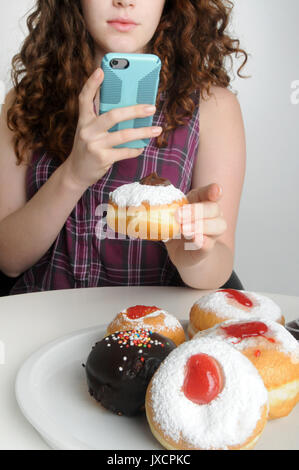 Hanoukka - heureux belle femme avec donuts Banque D'Images