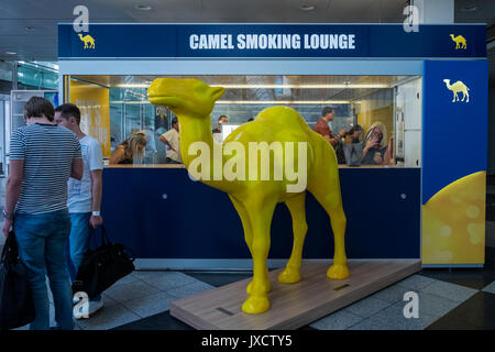 Le salon fumeurs de chameau prix au départ dans l'aéroport de Munich, Bavière, Allemagne Banque D'Images