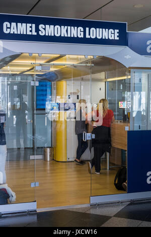 Le salon fumeurs de chameau prix au départ dans l'aéroport de Munich, Bavière, Allemagne Banque D'Images