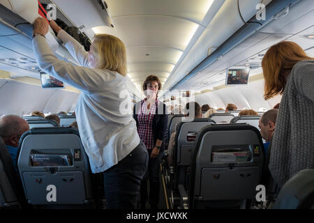 Déménagement passager de haut en bas de l'allée pendant un vol d'un condor, Thomas Cook airlines, vol, Airbus A320, avion, Banque D'Images