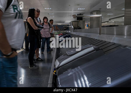 Les passagers en attente d'assurance d'arriver à la ceinture dans la salle de récupération des bagages à l'aéroport de Tenerife Sud, îles Canaries, Espagne Banque D'Images