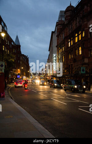 Trafic du soir sous un ciel couvert crépuscule soir par le Palace Theatre sur Shaftesbury Avenue, Londres. Banque D'Images