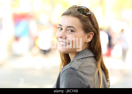 Portrait d'une belle jeune fille à la caméra dans la rue à Banque D'Images