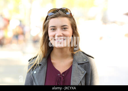 Vue avant portrait of a happy fashion girl looking at you Banque D'Images