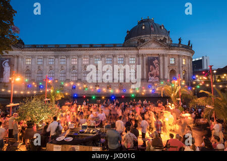 La danse en plein air les soirs d'été, bar Riverside au Strandbar Mitte dans Parc Monbijou à Berlin Allemagne Banque D'Images