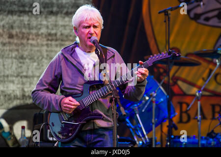 Greifenstein, Allemagne. 13 août, 2017. John de John Lees Barclay James Harvest' Lees (JLBJH), depuis 1998, un dérivé de l'anglais groupe de rock progressif Barclay James Harvest (1967-1998) dispose désormais d'BJH-fondateur, chanteur et guitariste John Lees, le bassiste Craig Fletcher, le batteur Kevin Whitehead et claviériste Jez Smith. Ici, au concert en plein air à Burg Greifenstein aka Château Greifenstein, Hesse, Allemagne. Crédit : Christian Lademann Banque D'Images