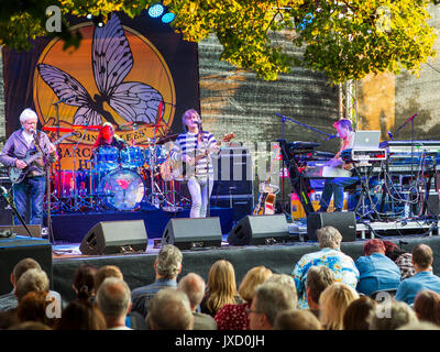 Greifenstein, Allemagne. 13 août, 2017. John Lees Barclay James Harvest' (JLBJH), depuis 1998, un dérivé de l'anglais groupe de rock progressif Barclay James Harvest (1967-1998) dispose désormais d'BJH-fondateur, chanteur et guitariste John Lees, le bassiste Craig Fletcher, le batteur Kevin Whitehead et claviériste Jez Smith. Ici, au concert en plein air à Burg Greifenstein aka Château Greifenstein, Hesse, Allemagne. Crédit : Christian Lademann Banque D'Images