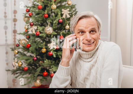 L'homme de parler par téléphone à Noël Banque D'Images