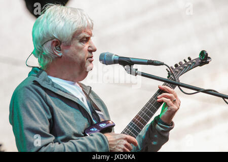 Greifenstein, Allemagne. 13 août, 2017. John de John Lees Barclay James Harvest' Lees (JLBJH), depuis 1998, un dérivé de l'anglais groupe de rock progressif Barclay James Harvest (1967-1998) dispose désormais d'BJH-fondateur, chanteur et guitariste John Lees, le bassiste Craig Fletcher, le batteur Kevin Whitehead et claviériste Jez Smith. Ici, au concert en plein air à Burg Greifenstein aka Château Greifenstein, Hesse, Allemagne. Crédit : Christian Lademann Banque D'Images