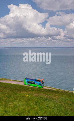 Les Aiguilles Breezer approches bus les aiguilles sur l'île de Wight. Banque D'Images