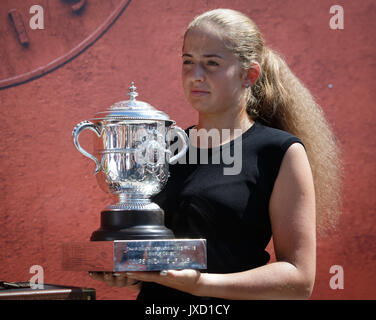 JELENA OSTAPENKO (LAT) vainqueur de l'Open de France 2017 trophée de la holding. Banque D'Images