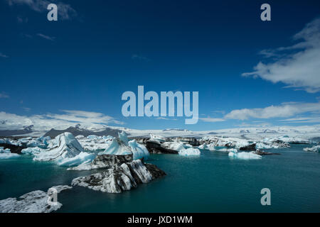 Islande - Glacier derrière icebergs géants sur le lac glaciaire, photographie aérienne Banque D'Images