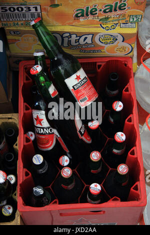 Kuta/Bali - Septembre 09, 2016 : Caisse de flacons non de bière locale à Bali appelé Bintang Banque D'Images