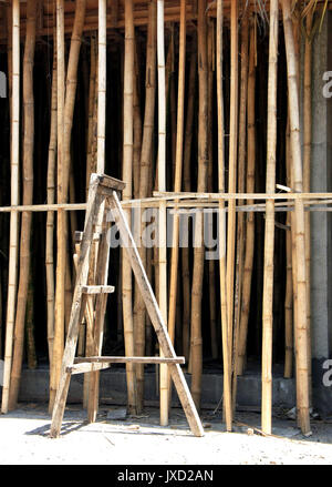 Construction en bambou accessoires utilisés à l'appui pour coffrage de béton au-dessus à Bali, Indonésie Banque D'Images