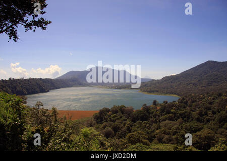 Panorama du lac Buyan dans Bali, Indonésie sur une journée d'été, ciel bleu Banque D'Images