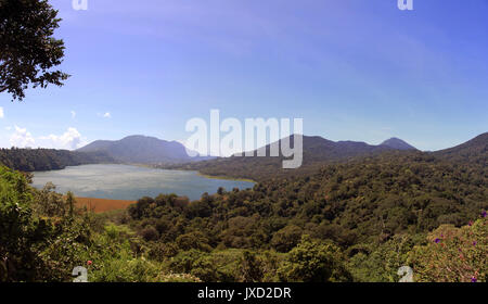 Panorama du lac Buyan dans Bali, Indonésie sur une journée d'été, ciel bleu Banque D'Images