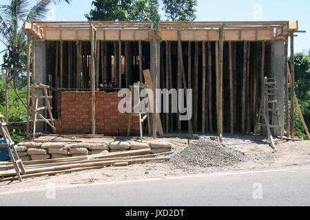 Construction en bambou accessoires utilisés à l'appui pour coffrage de béton au-dessus à Bali, Indonésie Banque D'Images