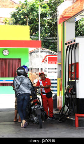 Kuta/Bali - le 12 septembre 2016 : essence accompagnateur du remplissage d'un moto station pertamina à Bali Banque D'Images