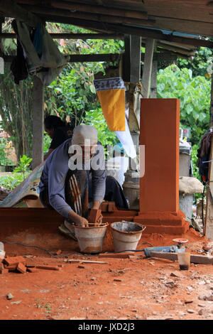 Ubud/Bali - le 12 septembre 2016 : la construction d'élément décoratif travailleur balinais à Bali Banque D'Images