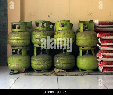 Pile de bouteilles de gaz propane GPL dans un magasin - Bali, Indonésie Banque D'Images