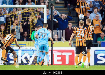 Hull City's Michael Dawson côtés marque son premier but lors de la Sky Bet Championship match au stade KCOM, Hull. Banque D'Images