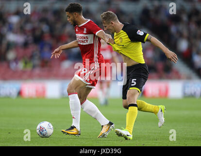 Rudy Gestede de Middlesbrough (à gauche) et Burton Albion's Kyle McFadzean bataille pour le ballon pendant le match de championnat Sky Bet au stade Riverside, Middlesbrough. Banque D'Images