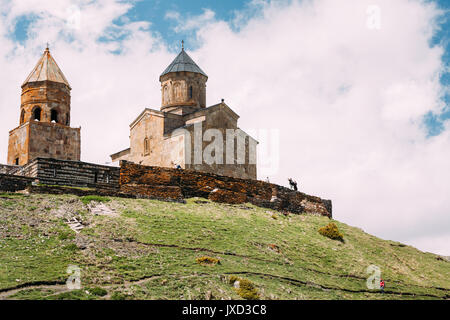 L'église de trinité Gergeti ou Tsminda Sameba - Église sainte trinité Gergeti près du village de en Géorgie. Église est située à une altitude de 2170 mètres, Banque D'Images