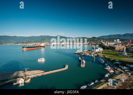 Batumi, Géorgie, l'Adjarie - 25 mai 2016 : Vue Aérienne de Port Dock sur soirée ensoleillée au coucher et au lever du soleil. Paysage ensoleillé de remblai local avec Banque D'Images