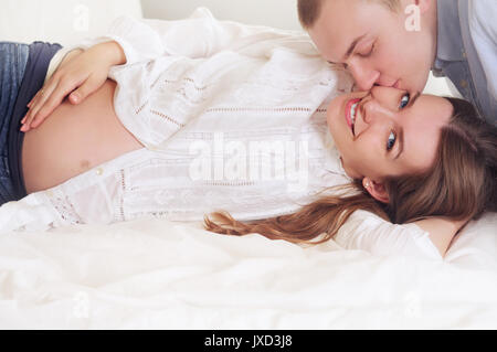 Couple famille bénéficie d'un moment les pieds dans l'attente d'un concept de famille heureuse bébé. Banque D'Images