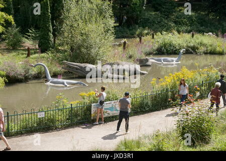 Les dinosaures à Crystal Palace Park, Londres Banque D'Images