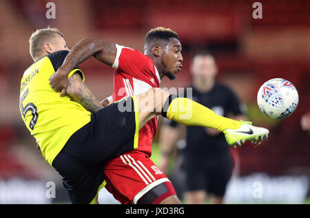 Burton Albion's Kyle McFadzean (à gauche) et du Middlesbrough Britt Assombalonga bataille pour le ballon pendant le match de championnat Sky Bet au stade Riverside, Middlesbrough. Banque D'Images