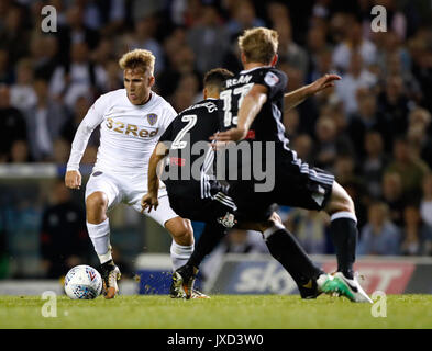 Leeds United's Samuel Saiz fonctionne à Fulham's Ryan Fredericks (centre) et Tim Ream lors de la Sky Bet Championship match à Elland Road, Leeds. Banque D'Images