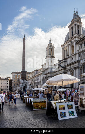 Rome, Italie - 23 août 2015 : artiste vente de peintures et de souvenirs et se promener les touristes sur la Piazza Navona Banque D'Images