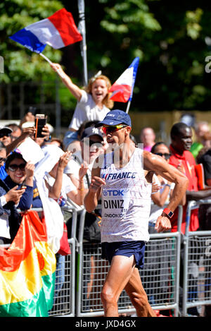 Yohann Diniz de France participant aux Championnats du monde d'athlétisme de l'IAAF 50k à pied dans le Mall, Londres. Avec des fans et des drapeaux. A gagné l'or Banque D'Images